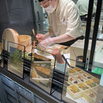 海苔弁八重八 - 一つ一つ、海苔弁づくりが直に見られる店先