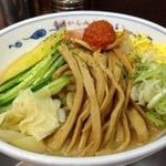 龍上海 - 冷やしからみそラーメン！  からみそは良いね。パイナップルが夏・冷やしっぽさを感じさせる。面白いね。丼の底には氷。しっかり冷やされているけど、スープは薄くなるね。
