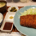 Sampei - ロースかつ約100gを定食で！　↑こうなります！