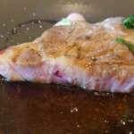 フルットリッコ - 中は多少赤いけれど
豚肉をよく焼かないで大丈夫？
低温調理してなさそうだし

付け合せの蕪やチンゲンサイはお肉やソースと合ってて
組み合わせて食べると
お肉の味わいにも変化が出て良い感じ