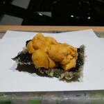 にい留 - 海苔クリスピー天草の赤雲丹乗せ