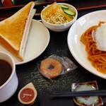 キャロット - 料理写真:ナポリタンモーニング、ハムサンド、目玉焼き、ホットコーヒーです➰(o^∀^o)