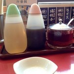 宇都宮みんみん・醤油と酢にラー油の定番調味料