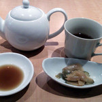 華福寿 - ジャスミンティーと搾菜（ザーサイ）と点心用酢醤油｡酢醤油の酸味が絶品。