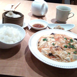 華福寿 - ランチのセットメニューは全て1,260円：こちらは海老と豆腐のうま煮豆板醤風味です。ご飯にスープと点心も付きます。