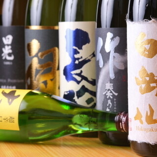全国から集う銘酒と、旬の味覚が楽しめる一品料理で乾杯を。