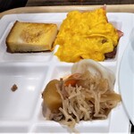 APA HOTEL & RESORT TOKYO BAY MAKUHARI - フレンチトーストとスクランブルエッグ＠朝食会場