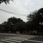 目の前は学習院大学