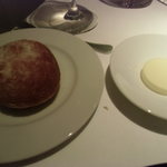 ル・ヴァンキャトル - 自家製全粒子パンとバター