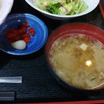 Resutoran Kozue - カレーの薬味と味噌汁