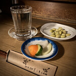 Genji - 1杯目 高清水辛口（燗）990円 お通し（枝豆、おしんこ）
