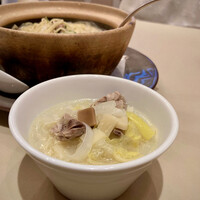 礼華　青鸞居 - ●鶏肉と野菜の土鍋入り煮込み麺