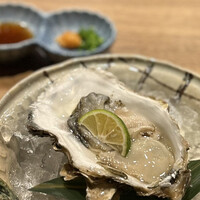 飯家 くーた 銀座二丁目店 - 殻付き生牡蠣。
                    ちゅるん♪とした喉越しと旨味ジュース、最高！