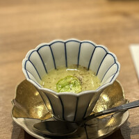 飯家 くーた 銀座二丁目店 - お通しの空豆ポタージュ。