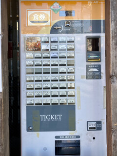 h Tsukemenya Chiccho - お店の外にある券売機です。（2023.2 byジプシーくん）