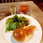 地下バル Cheers FOOD & WINE - 前菜/サラダ/パン