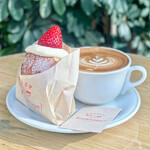 フードスケープ ベーカリー パンとスープ - イチゴのベルリン風ドーナッツ、カフェラテ