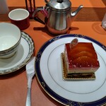みのや菓子工房 - キャラメルポム＆紅茶。茶器はノリタケ。