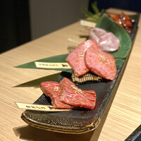 にく稲 - ・肉稲特製タレ肉盛り合わせ
                (再仕込み醤油の合わせタレ ※カメノコ、季節のフルーツコンポートとジュレ ※トモサンカク 、にく稲特製濃厚白雪のタレ ※トウガラシ、無臭黒にんにくハラミ)