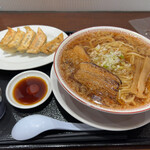 とんこつラーメン神 マルトクラーメン - 料理写真:中華そばと餃子