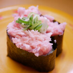 Sushiro - パリッとした海苔が美味しさを引き立て、クリーミーな甘みを口いっぱいに感じられるまぐろ！最低でも3皿は食べたい！
