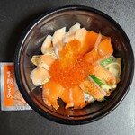 魚丼 - サーモン家族丼(シャリ小盛)
