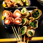 Sumiyaki Yakiton Sakaba Tonton - 肉巻き串 ベーコンチーズ、レタス