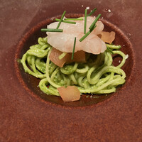 KAZAN - 冷たいバジル風味のパスタです。生エビの美味しさは勿論、刻まれた甘い果物も美味しいです。