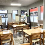 三共食堂 - 古いけど清潔感がある店内