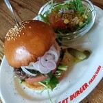 GREAT BURGER MASACHANG - せりと山葵の和風黒毛和牛バーガー、サラダ