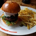 GREAT BURGER MASACHANG - せりと山葵の和風黒毛和牛バーガー、シューストリング（細切りポテト）