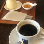 カフェ ハチ - プリンとコーヒーで800円