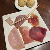 オステリア・オリエーラ - ・前菜、生ハムとサラミ盛り合わせ
                      （塚原牧場のめいしゃんとん、牛の生ハムなど）［by pop_o］