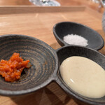 とりアロマ - 味変アイテム
      左から「かんずり」「ニンニクマヨ」「塩」