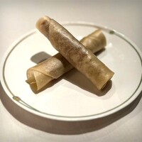 中国飯店 富麗華 - もっちりしたカオヤーピンに、パリッパリの鴨の皮、濃い脂と香りを薬味で中和しながらまとめるのは、お料理自体が凄い発明♪