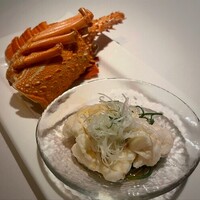 中国飯店 富麗華 - 伊勢海老は軽い下味をつけて、海老出汁で湯引き。ブリッとした独特の食感に葱と醤油ダレで甘みも引きだされている幸せ味。