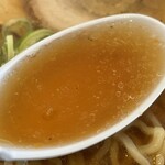 Gohan Shokunin Rokubee - 『醤油ラーメン(漬物付)』のスープ