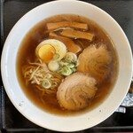 Gohan Shokunin Rokubee - 『醤油ラーメン(漬物付)』