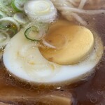 Gohan Shokunin Rokubee - 『醤油ラーメン(漬物付)』のゆで卵