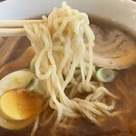Gohan Shokunin Rokubee - 『醤油ラーメン(漬物付)』の麺