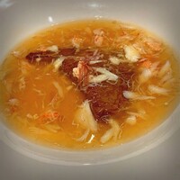 中国飯店 富麗華 - 姿鱶鰭の炒り焼・毛蟹の上湯ソース。キタコレ鱶鰭 ! ねっとりとしたゼラチン質とサクッとした繊維をしっかり味わえ、蟹香る上湯との相性もバッチリでした。