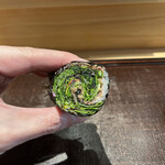 鮨 三心 - 鰹節の香りとハーブの苦味がシャリとあいます