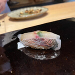 鮨 三心 - 天草の寝つき鯵にもあさつきの薬味