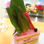 マンジェ・ササ - ホウレン草とカシスのショートケーキ