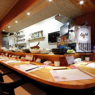 カウンターのお店ですが奥はグループでも会話しやすい