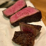 Gourmandise - ❺三田牛のステーキ
                        〜グルマンディーズのスペシャリテ。牛肉をどこまで焼いて、完璧な火入れとなるものか素人にはわからないレベル。パッと見ると焦げてるのではと思わせるが火入れは完璧に旨味が閉じ込めてある。