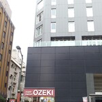 R restaurant & bar - スーパーOZEKI 横に入口があります。