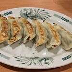 Hidakaya - 餃子。セット料金で240円、単品だと250円
                        雪松の味を覚えてから
                        日高屋とか王将とかニンニク感の低いのは…
                        
                        でもまあ値段考えたら悪くはない
                        上手に焼かれてたし