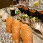 すし酒場 魚あるき - 「紋甲いか（税込￥130）」「サーモン（税込￥300）」「ねぎとろ軍カン（税込￥250）」「アジ（税込￥180）」「いくら（税込￥360）」