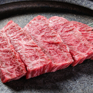 Enjoy high-quality Yakiniku (Grilled meat), mainly made with domestic beef, at a reasonable price.